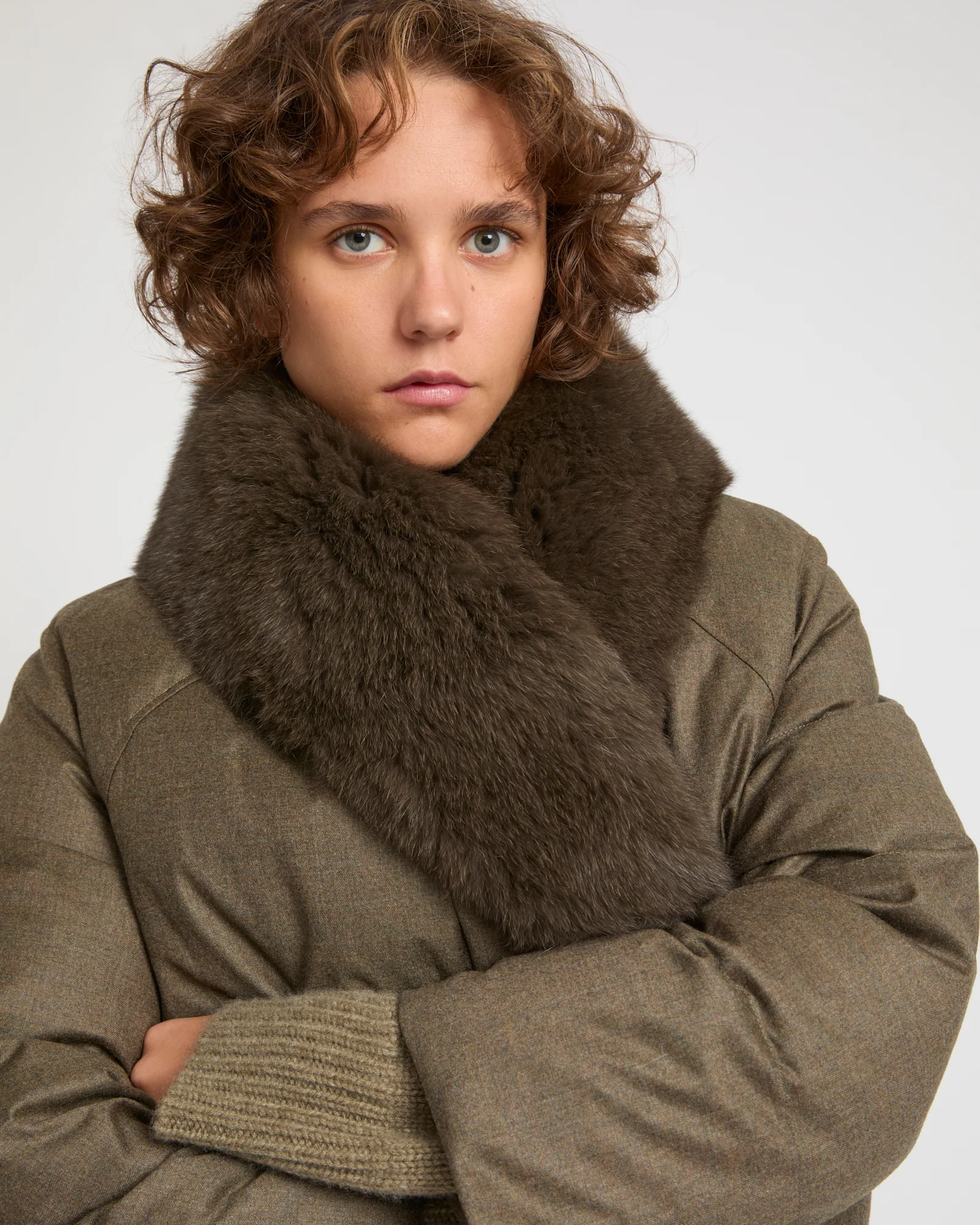 Short down jacket with large detachable fox fur collar – Image 3