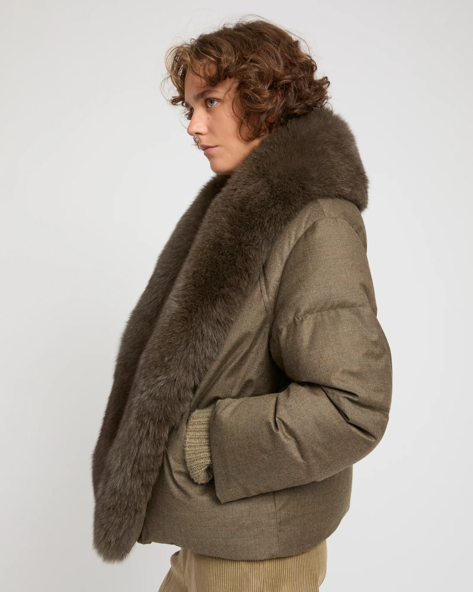 Short down jacket with large detachable fox fur collar – Image 4